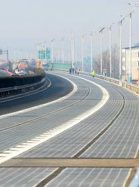 Čína slavnostně otevřela úsek solární dálnice. Zloději začali po pěti dnech panely rozkrádat