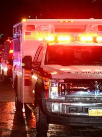 Záchranáři zasahují u požáru domu v newyorském Bronxu.