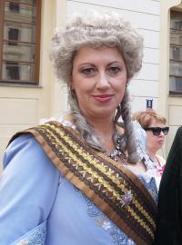 Marie Terezie po boku svého manžela Františka I. Štěpána Lotrinského při historické přehlídce na Pražském hradě.