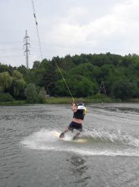 Reportér Radiožurnálu František Kuna si wakeboarding vyzkoušel na vlastní kůži.