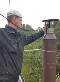Kominík Michal Frič čistí komín rodinného domu v Řevnicích