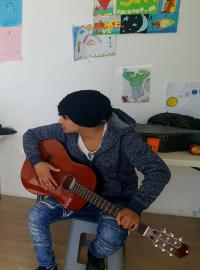 Mladý palestinský uprchlík se po několikatýdenním putování dostal na řecký ostrov Sámos. V tamním uprchlickém centru si začal plnit sen a učí se hrát na kytaru