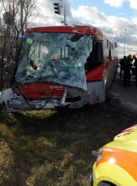 Autobus se v Kunraticích srazil s nákladním autem