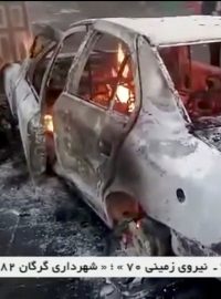 Hořící auto při protestech v íránském Zanjanu