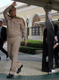 Thajský premiér za sebe postavil k mikrofonu svou podobiznu z kartonu a odešel.