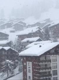 Husté sněžení ve švýcarském zimním středisku Zermatt 9. ledna 2018