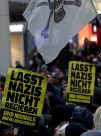 Desetitisíce lidí v sobotu ve Vídni protestovaly proti vzniku koaliční vlády Rakouské lidové strany (ÖVP) s protiimigrační a protiislámskou Svobodnou stranou Rakouska (FPÖ).