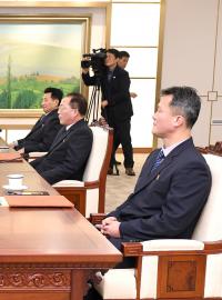 Další jednání Severu a Jihu: vlevo jihokorejský vyjednávací tým v čele s Čun He-sungem, vpravo Severokorejci v čele s Čong Čong-suem. 17. ledna 2018, Pchanmundžom.