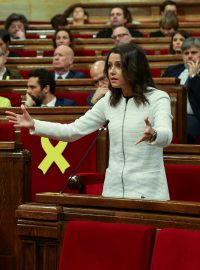 Ines Arrimadasová, lídryně vítězné unionistické strany Ciudadanos, hovoří na prvním zasedání katalánského parlamentu po regionálních volbách v Barceloně (17. ledna 2018).