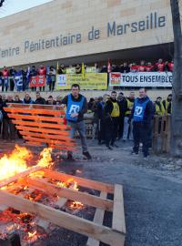 &quot;Všichni společně.&quot; Stávkující dozorci jsou v požadavcích svorní: požadují, aby jim úřady zajistily větší bezpečnost a ochranu před nebezpečnými vězni. Na snímku protest před věznicí Baumettes v Marseille, 22. ledna 2018.
