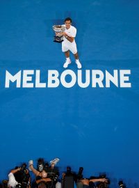 Roger Federer s trofejí pro vítěze Australian Open
