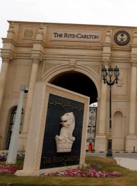 Brána luxusního hotelu Ritz Carlton v Rijádu, ve kterém byli zadržovaní někteří podezřelí