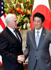 Americký viceprezident Mike Pence s japonským premiérem Šinzó Abem