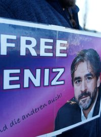 Protest za propuštění novináře Denize Yücela