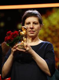 Adina Pintilieová, režisérka vítězného filmu, se Zlatým medvědem na Berlinale.