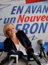 Marine Le Penová na tiskové konferenci ve francouzském Laonu, únor 2018. Nápis na pozadí - Vpřed pro Novou frontu - naznačuje deklarovanou transformaci strany.