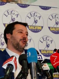 Lídr Ligy severu Matteo Salvini na povolební tiskové konferenci.