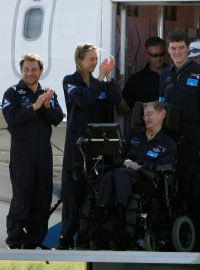 Stephen Hawking po příletu z Kennedyho vesmírného střediska v roce 2007.