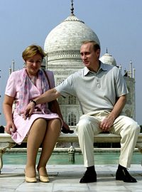 Vladimir Putin se svojí chotí Ljudmilou na fotografii u Tádž Mahalu v roce 2000.