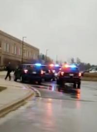 Policejní auta přijíždění ke střední školu Great Mills v Marylandu