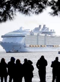 Největší parník světa Symphony of the Seas vyplouvá z přístavu Saint-Nazaire na západě Francie