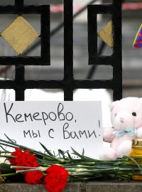 &#039;Kemerovo, jsme s vámi!&#039; stojí na papíře u památníku obětem nedaleko vyhořelého centra.