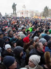 Demonstranti na náměstí ve městě Kemerovo.