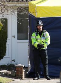 Policista hlídkuje u vchodu do domu dvojitého agenta Sergeje Skripala v britském Salisbury.