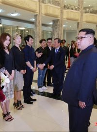 Severokorejský vůdce Kim Čong-un při setkání s jihokorejskými popovými hvězdami.