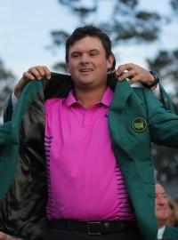 Patrick Reed s ikonickou odměnou za vítězství na Masters - zeleným sakem