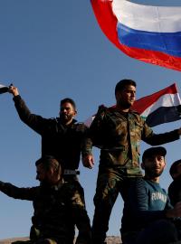 Stoupenci syrské vlády protestovali v Damašku proti americkému útoku. Objevily se syrské i ruské vlajky