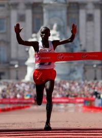 Eliud Kipchoge v cíli Londýnského maratonu