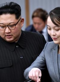 Severokorejský vůdce Kim Čong-un se svou mladší sestrou Kim Jo-čong v jihokorejském Domě míru.