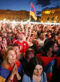 Večer 1. května se v centru Jerevanu sešlo na 150 tisíc demonstrantů.