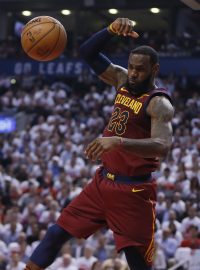 LeBron James v prvním zápase Clevelandu na palubovce Toronta