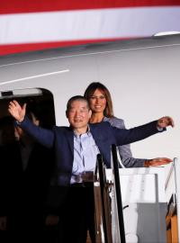 Americký prezident Donald Trump a první dáma Melanie vítají Američany, kteří byli propuštěni z KLDR a vrátili se zpět do USA.