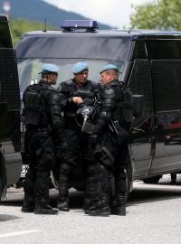 Příslušníci speciálních policejních jednotek poblíž autobusů s uprchlíky (mimo snímek) u města Konjic v Hercegovsko-neretvanském kantonu (18. května 2018).