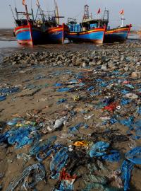 Pláž znečištěná plastovým odpadem