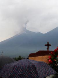Guatemalská sopka Fuego.