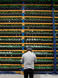 Pracovník kontroluje zařízení na speciální „farmě“ na těžbu bitcoinů