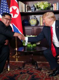 Kim Čong-un a Donald Trump ruku v ruce - vůbec poprvé v dějinách.