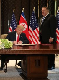 Historický moment: Kim Čong-un a Donald Trump podepisují společnou deklaraci. Po pravici Kima jeho sestra Kim Jo-čong, po levici Trumpa šéf americké diplomacie.