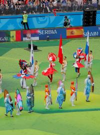 Součástí zahajovacího ceremoniálu byl i průvod lidí s vlajkami účastnících se zemí.
