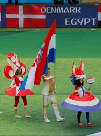 Vlajkonoši s dívkami v barvách jednotlivých týmů