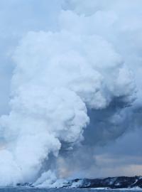 Láva, která se vlévá do moře, vytváří u Halekamahina obrovský oblak páry a kyselého deště.