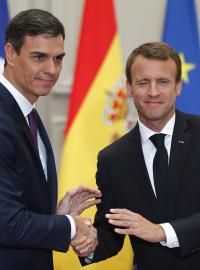 Macron (vpravo) a Sánchez na konci společné tiskové konference v Paříži.