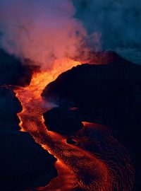 Popelem z vulkán Kilauea lehlo v roce 2018 přes 600 domů a tisíce lidí se musely evakuovat.