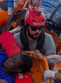 Španělský basketbalista Marc Gasol (uprostřed) zachraňuje migranty ve Středozemním moři