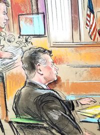 Paul Manafort na kresbě ze soudní síně (sedící uprostřed).