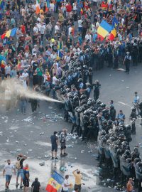 Při demonstraci bylo zraněno více než 440 lidí a v nemocnici skončilo dalších 65 lidí, z toho devět policistů.